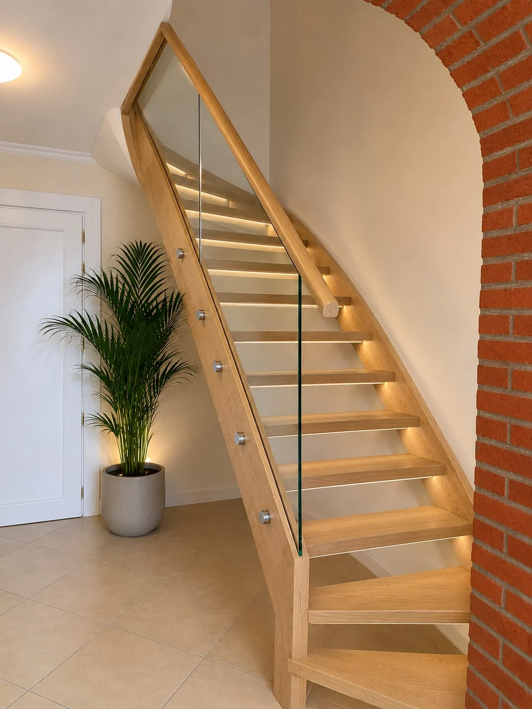 Escalier tournant ouvert avec garde-corps vitré
